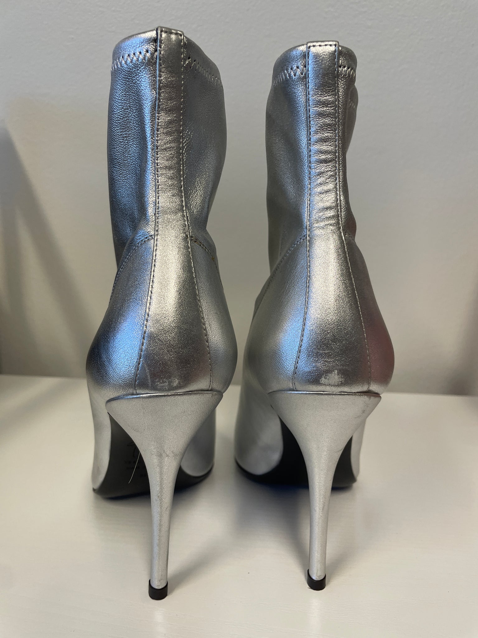 Back view of Giuseppe Zanotti ankle boots with slim heel.