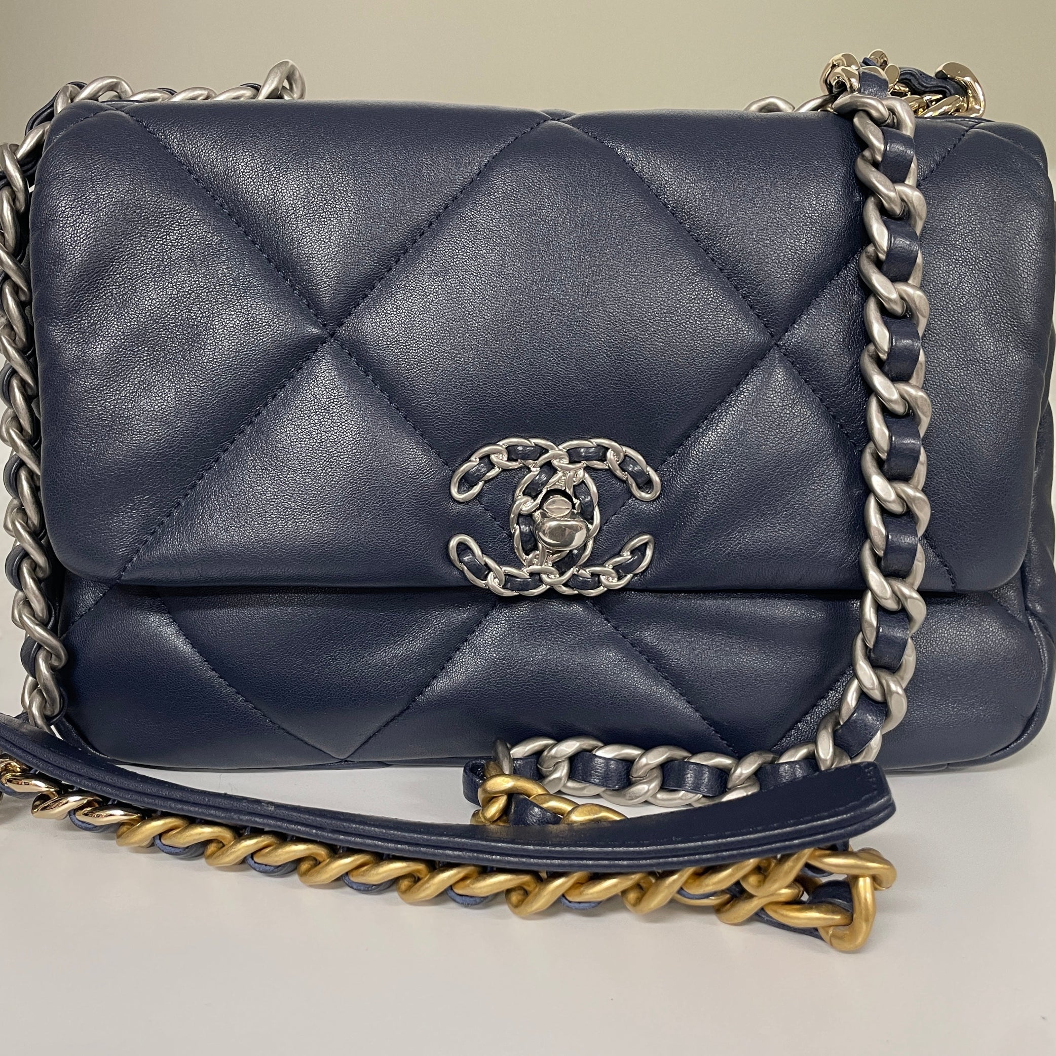 CHANEL ネイビー キルティング バッグ Chanel 19 Quilted Flap Bag Navy Brand New in Box – PIVOT