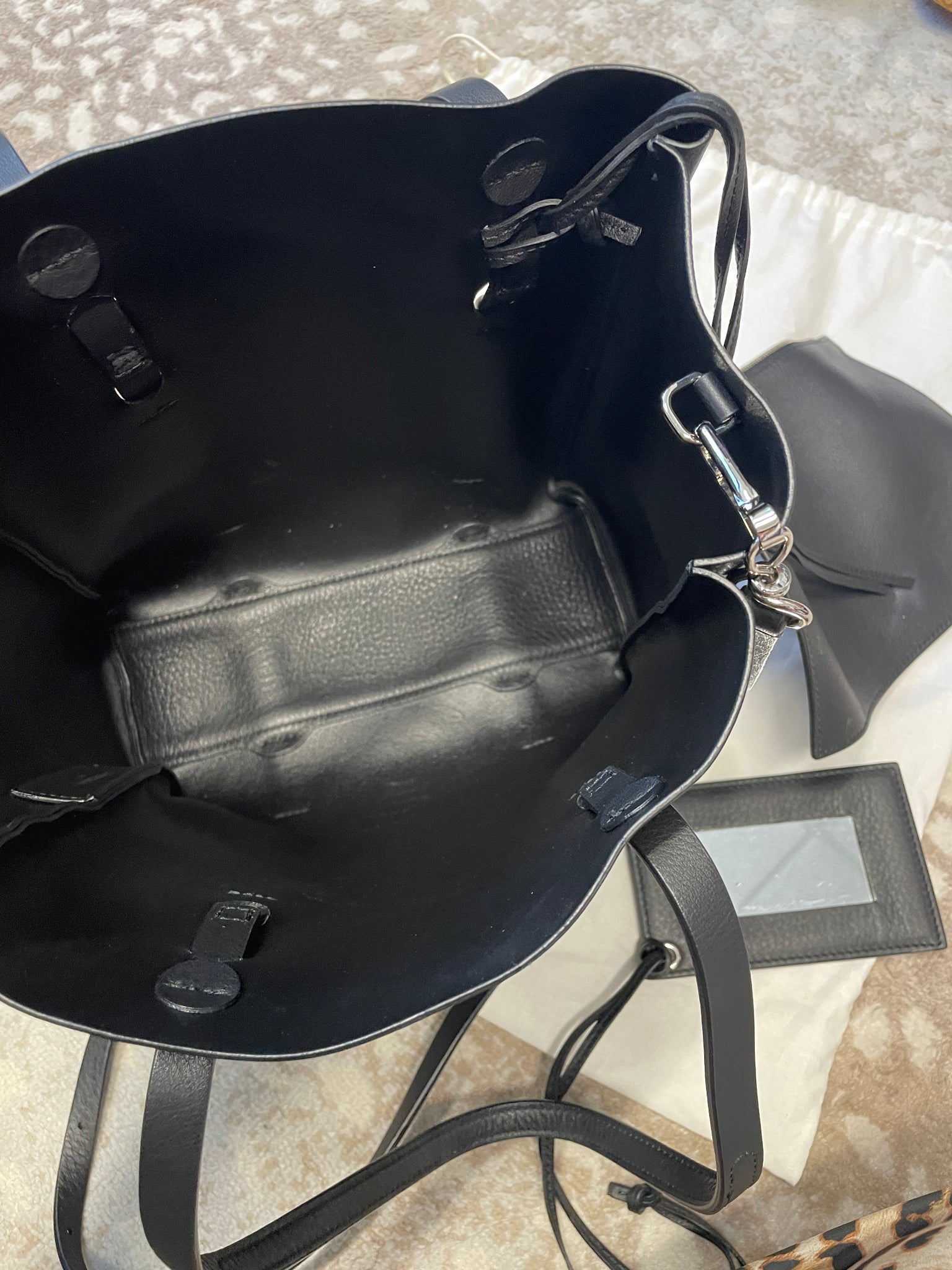 Balenciaga Tote interior with zip pouch – Designer resale at PIVOT