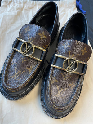 Louis Vuitton Monogram Academy Flat Loafers Size 38, Brown PIVOT Louis Vuitton Monogram Academy Flat Loafers Size 38, Brown PIVOT