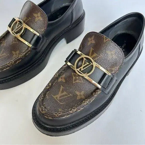 louis vuitton dress shoes Monogram Academy Flat Loafers Brown Size 38 features a traditional blake Color:On the Road Rinse Collection:Mon-Cheri Dress Casual Short By