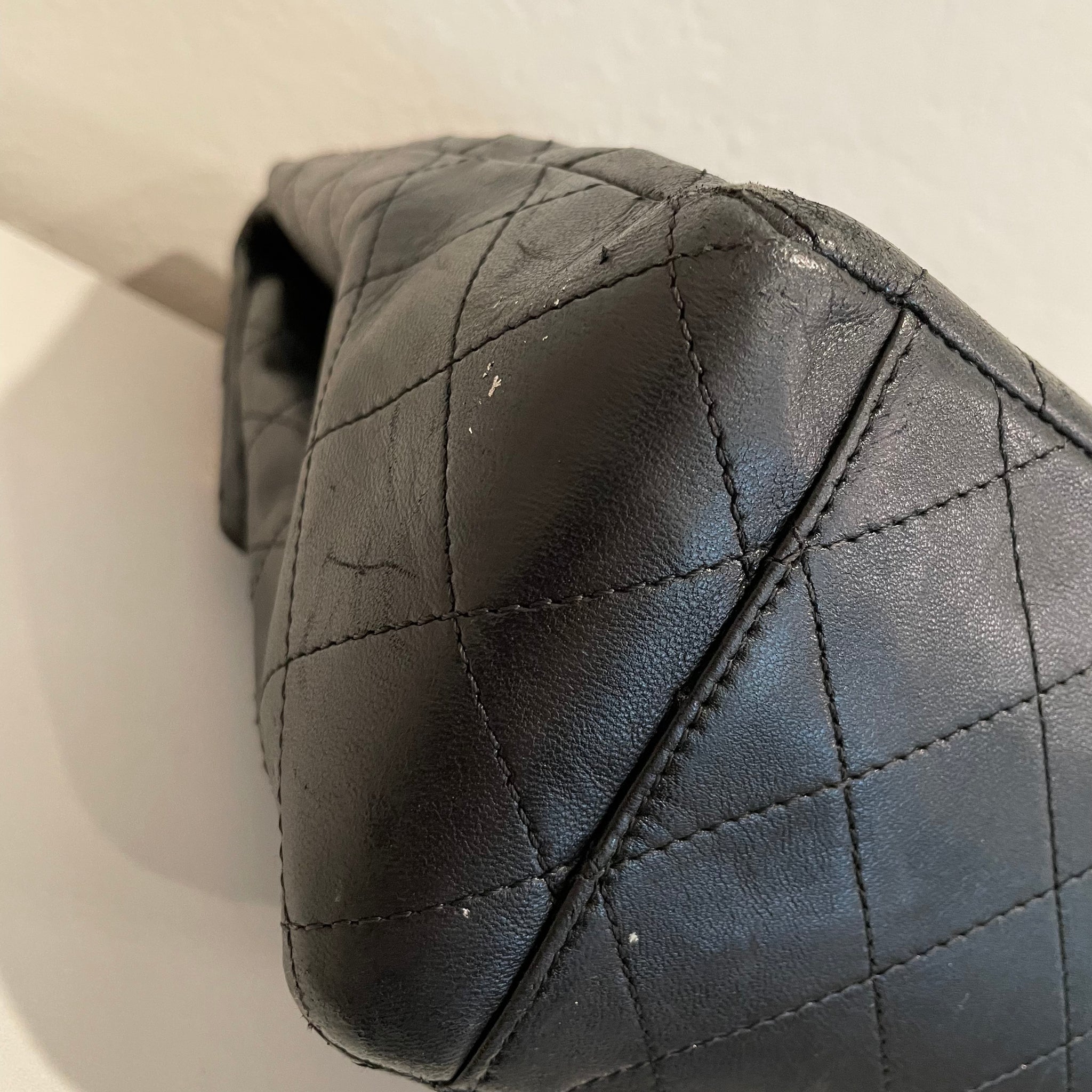 Chanel Jumbo Classic Lambskin Maxi Single Flap Bag (SHG-eYSHRc) – LuxeDH