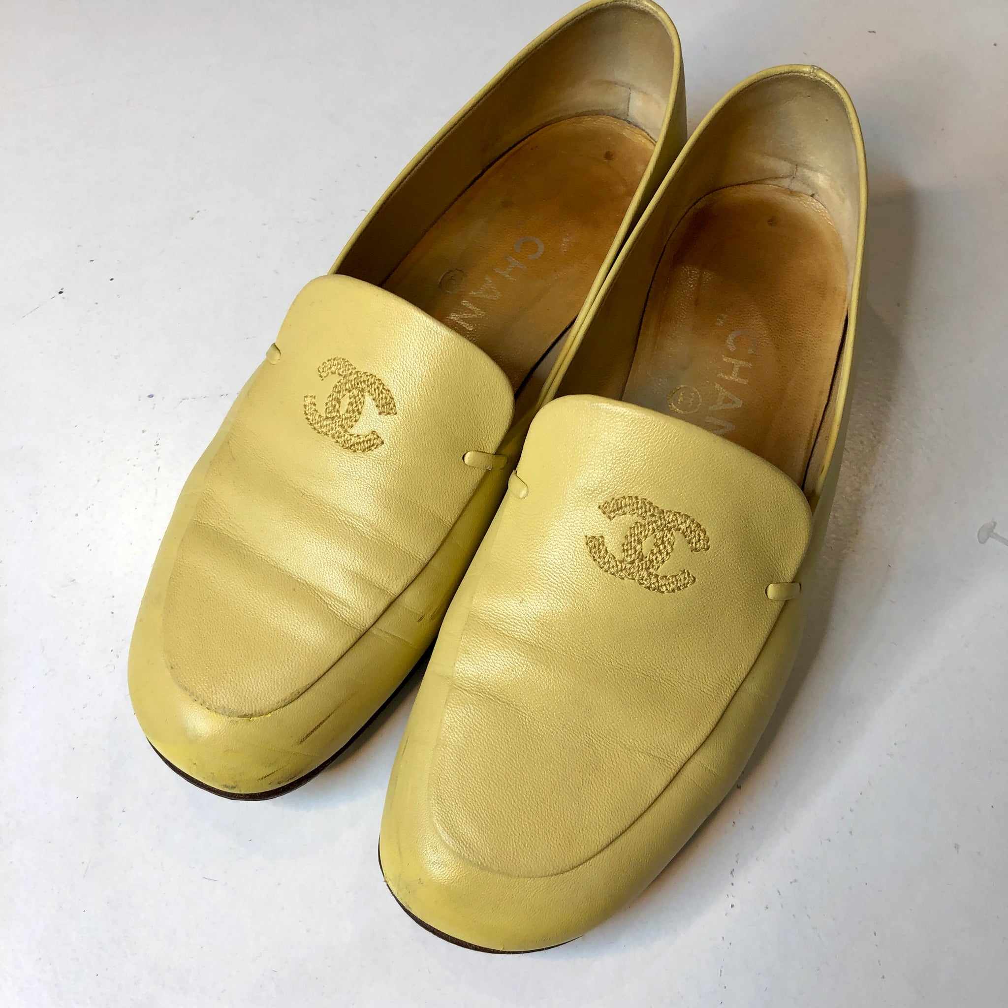 ✖️SOLD✖️ VINTAGE CHANEL CC Logo Leather Loafers